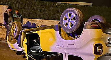 Alanya'da beton bariyerlere çarpan otomobil takla attı: 1 yaralı