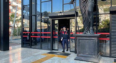 Alanya'da görevli polislerin üzerine motosiklet sürdüler, kayıta aldıkları görüntüleri sosyal medyada paylaştılar