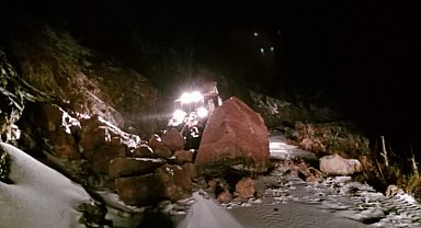 Alanya'da heyelan nedeniyle kapanan yolları açma çalışmaları sürüyor