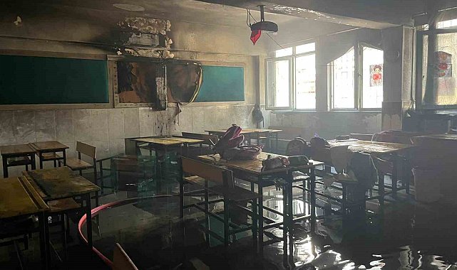Alanya'da ilkokul sınıfının klima ünitesinde çıkan yangın korkuttu