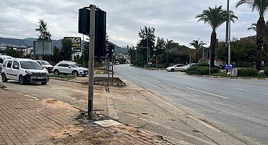 Alanya'da kamyon ile çarpışan genç motosikletli hayatını kaybetti