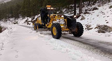 Alanya'nın yüksek kesimlerinde karla mücadele çalışması sürüyor