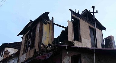Alev alev yanan konaktan geriye duvarları kaldı