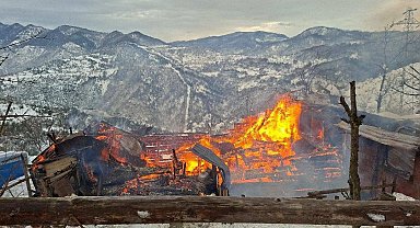 Alevlere teslim olan ahşap ev tamamen yandı