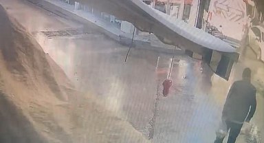 Alışveriş yaptıktan sonra otomobilin altında kaldı