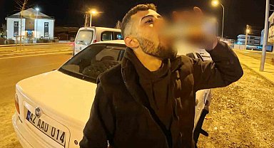 Alkollü araç kullanırken yakalandı, ehliyetine el konulunca araç başında içmeyi sürdürdü