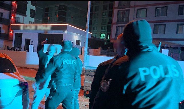 Alkollü sürücü ve yolcudan muhabire tepki: "O telefonu kırarım"