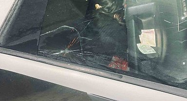 Alt geçitteki buz sarkıtı araç camını kırdı