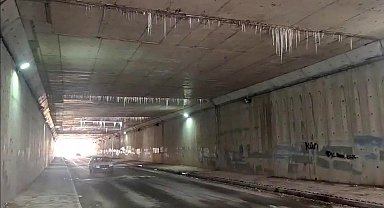 Altgeçitteki buz sarkıtları sürücüleri tedirgin etmeye devam ediyor