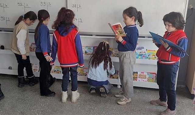 Altıntaş Zafer İlkokulu'nda sınıflara kitaplık kazandırıldı