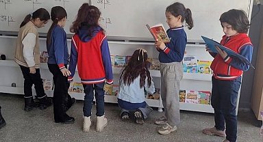 Altıntaş Zafer İlkokulu'nda sınıflara kitaplık kazandırıldı
