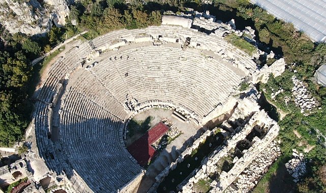 Alüvyonlarla örtülü Anadolu'nun Pompei'si Myra'da kazılar özel mülkiyet sınırlarında ilerliyor