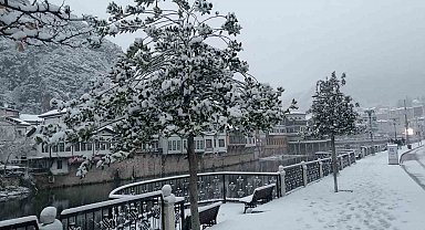 Amasya yeni yıla karla girdi, şehir beyaza büründü