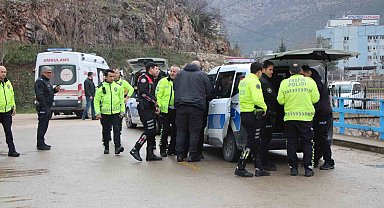 Amasya'da 'dur' ihtarına uymayıp kaçan motosikletli çocuk önüne çıkan polise çarptı
