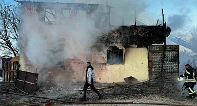 Amasya'da iki katlı ev çıkan yangında kullanılamaz hale geldi