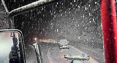 Amasya'da karlı dağ yolunda mahsur kalan aile greyderle kurtarıldı
