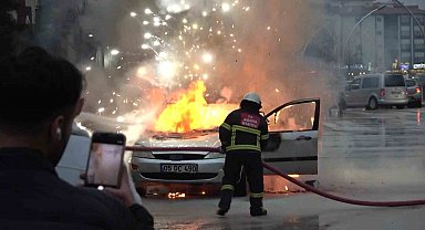 Amasya'da otomobil alev alev yandı, patlamalar korkuttu