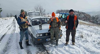 Amasya'da su kanalına düşen karacayı avcılar kurtardı