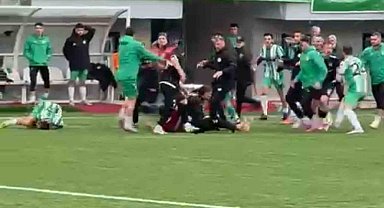 Amatör maçta saha karıştı, yumruklar konuştu