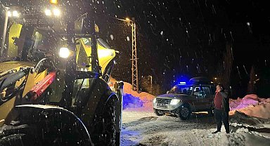 Ambulans, çığ nedeniyle kapanan yolda mahsur kaldı