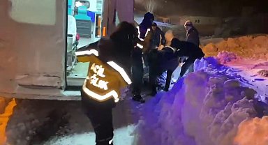Ambulans karla mücadele ekiplerinin yardımıyla hastaya ulaştı