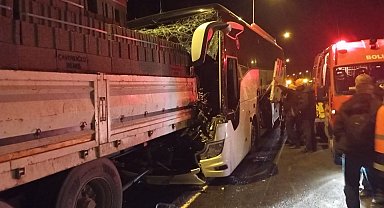 Anadolu Otoyolu'nda otobüs ile tırın karıştığı kazada ölü sayısı 2'ye yükseldi