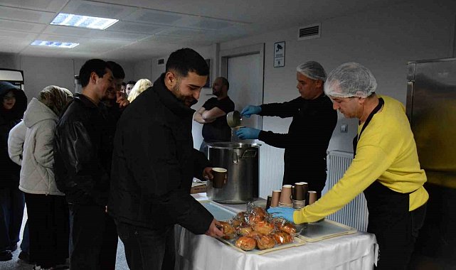 Anadolu Üniversitesi öğrencileri sınav haftasında sunulan ikramlardan memnun