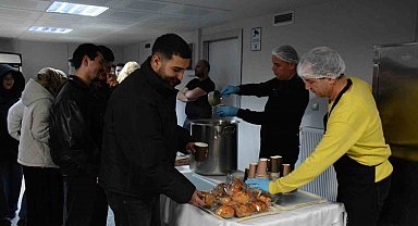 Anadolu Üniversitesi öğrencileri sınav haftasında sunulan ikramlardan memnun