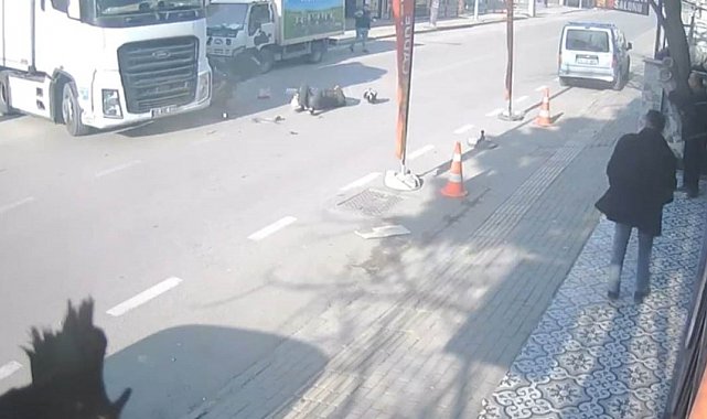 Anayola çıkan tıra, motokurye böyle çarptı