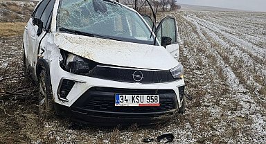 Aniden bastıran dolu ve fırtına kazalara neden oldu: 2 yaralı