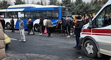 Ankara'da durakta bekleyen EGO otobüsüne otomobil çarptı: 1'i ağır 4 yaralı