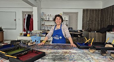 Ankaralı ebru sanatçısı geleneksel baskı sanatını yerinde öğrenmek için Tokat'a geldi