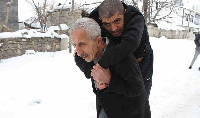 Annesinin mezarına gidebilmek için talep ettiği sandalyeye kavuştu