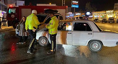 Antalya iki otomobilin çarpıştığı ve 3 kişinin yaralandığı kaza anı kamerada