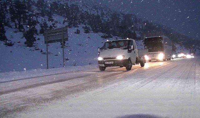 Antalya-Konya kara yolunda kar etkisini artırdı