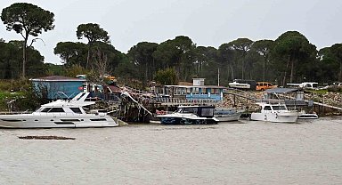 Antalya Valisi Şahin: "Seralar ciddi hasar gördü, bir kişi yaralandı"