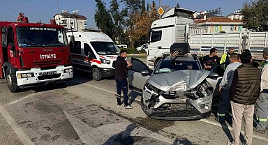 Antalya'da 3 aracın karıştığı zincirleme kazada otomobilde sıkışan sürücüyü itfaiye çıkardı