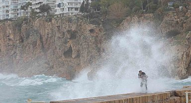 Antalya'da çatı uçtu, aracın üzerine tabela devrildi, elektrik telleri koptu