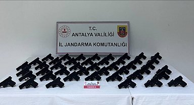 Antalya'da durdurulan araçtan 45 adet ruhsatsız tabanca çıktı