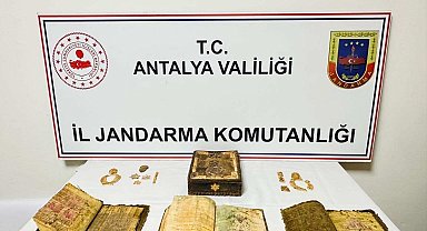Antalya'da durdurulan araçtan tarihi kitap ve tarihi eser çıktı