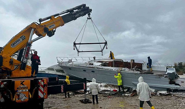 Antalya'da hortumun vurduğu tekneler vinçlerle kurtarılıyor