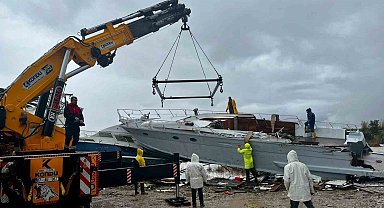 Antalya'da hortumun vurduğu tekneler vinçlerle kurtarılıyor