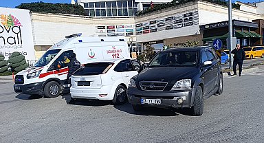 Antalya'da iki otomobilin çarpıştığı kazada aynı aileden 3 kişi yaralandı