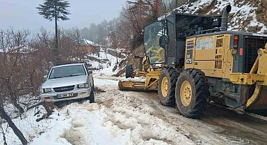 Antalya'da karla mücadele: Yüksek kesimlerde mahsur kalan araçlar kurtarıldı