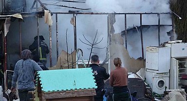 Antalya'da konteyner ev alevlere teslim oldu: 2 kedi telef oldu