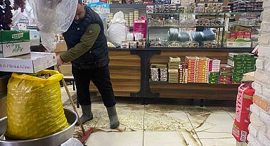 Antalya'da sağanak hayatı felç etti: İş yerleri su basan esnaf sabahın ilk ışığıyla temizliğe başladı