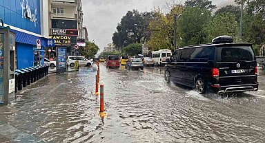 Antalya'da sağanak ve şiddetli rüzgar etkili oldu