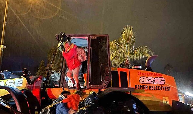 Antalya'da taşkında evlerinde mahsur kalan 4 çocuk ve yaşlı kadın pansiyona yerleştirildi