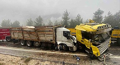Antalya'da tır ile kamyon kafa kafaya çarpıştı: 1 ölü, 1 ağır yaralı