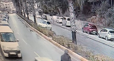Antalya'da virajı alamadı, palmiye ağacına çarptı